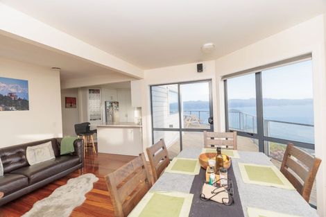 Photo of property in 18 Bennett Grove, Newlands, Wellington, 6037