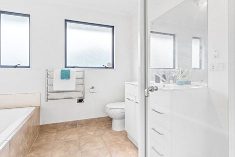 Photo of property in 21 Breenagh Place, Massey, Auckland, 0614