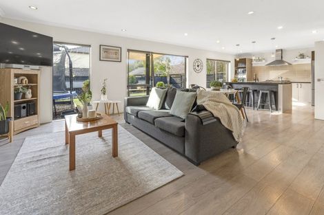 Photo of property in 4 Bridgefield Crescent, Flat Bush, Auckland, 2016