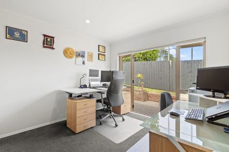 Photo of property in 8 Stonedge Lane, Rosedale, Auckland, 0632