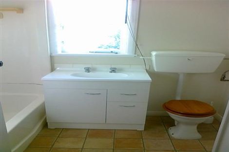 Photo of property in 1/30 Hillcrest Avenue, Hillcrest, Auckland, 0627