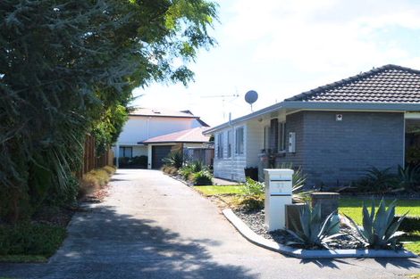 Photo of property in 2/57 West Fairway, Golflands, Auckland, 2013