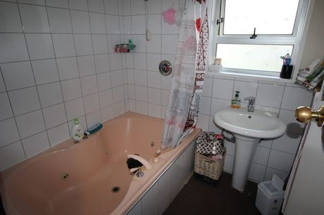 Photo of property in 27 Dunk Place, Milson, Palmerston North, 4414