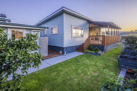 Photo of property in 3 Karaka Road, Kawakawa Bay, Papakura, 2585