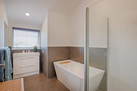 Photo of property in 1/42 Churchill Road, Murrays Bay, Auckland, 0630