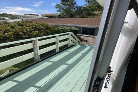 Photo of property in 8a Longcroft Terrace, Newlands, Wellington, 6037