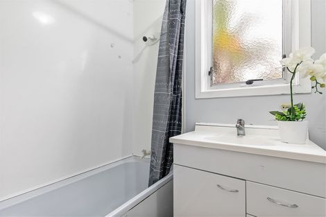 Photo of property in 38 Thornlow Street, Glendene, Auckland, 0602