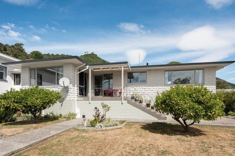 Photo of property in 23 Broadway, Picton, 7220