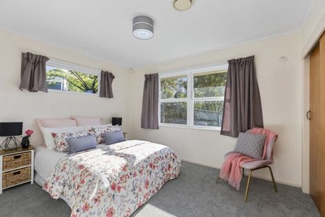 Photo of property in 6 Merritt Way, Newlands, Wellington, 6037