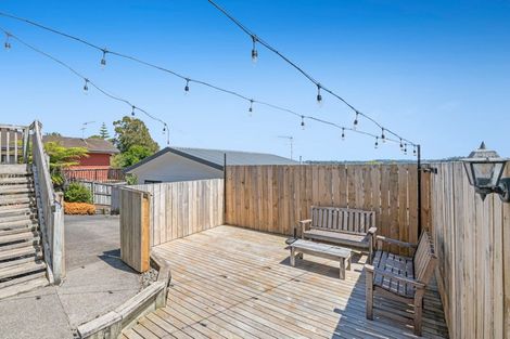 Photo of property in 2/10 Sevilla Place, Unsworth Heights, Auckland, 0632