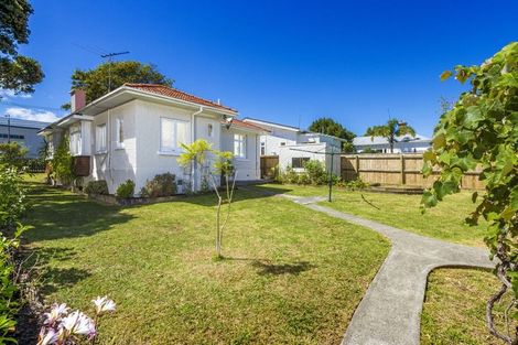 Photo of property in 147 Vauxhall Road, Narrow Neck, Auckland, 0624