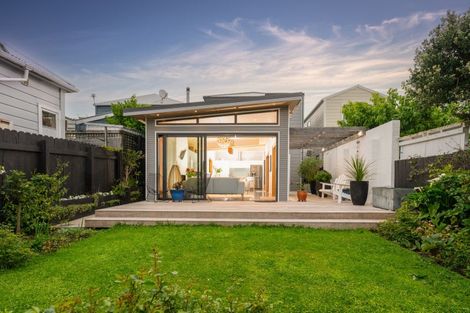 Photo of property in 35 Queen Street, Mount Victoria, Wellington, 6011