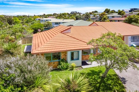 Photo of property in 2/52 Donald Street, Stanmore Bay, Whangaparaoa, 0932