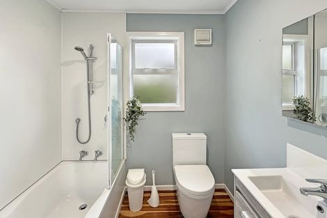 Photo of property in 6 Salford Street, Newlands, Wellington, 6037