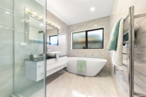 Photo of property in 62 Thornbury Crescent, East Tamaki Heights, Auckland, 2016