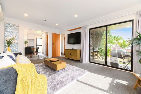 Photo of property in 17 Foyle Place, Glendene, Auckland, 0602