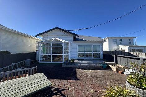Photo of property in 118 Lyall Parade, Lyall Bay, Wellington, 6022
