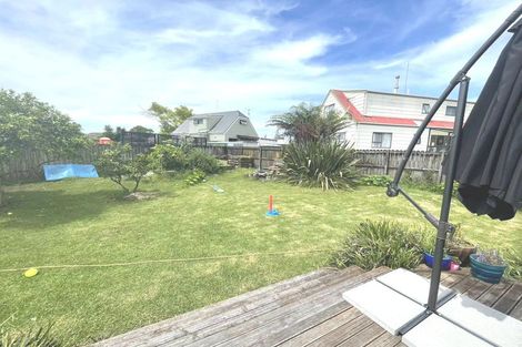 Photo of property in 100 Beach Road, Te Atatu Peninsula, Auckland, 0610