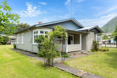 Photo of property in 16 Buller Street, Picton, 7220