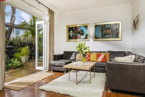 Photo of property in 2 Oscar Road, Greenhithe, Auckland, 0632