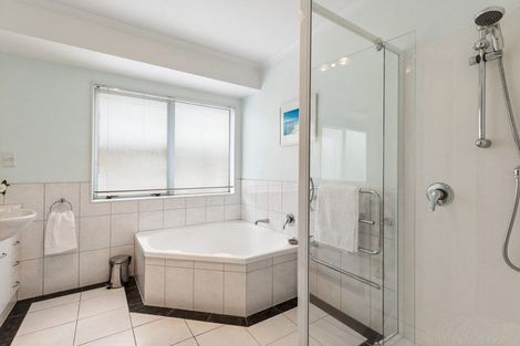 Photo of property in 2 Landing Drive, Albany, Auckland, 0632