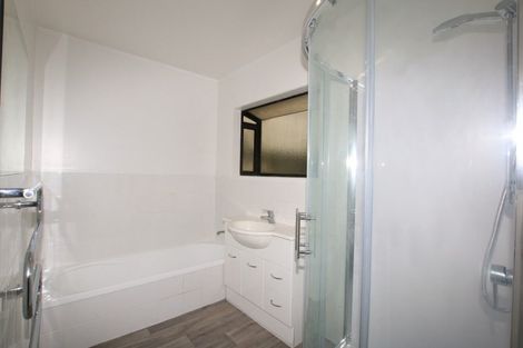 Photo of property in 2/8 Delisle Place, Windsor Park, Auckland, 0632