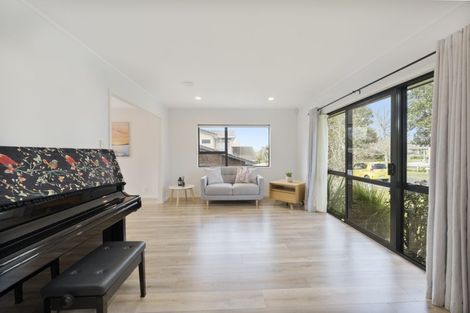 Photo of property in 14 Rhinevale Close, Henderson, Auckland, 0612