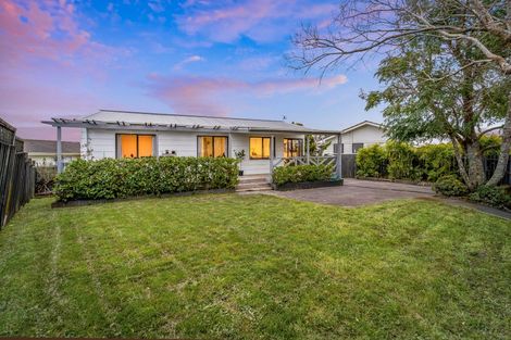 Photo of property in 2/2 Crosby Road, West Harbour, Auckland, 0618