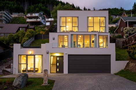 Photo of property in 72 Wynyard Crescent, Fernhill, Queenstown, 9300