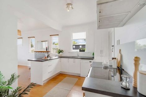 Photo of property in 403 Carrington Street, Upper Vogeltown, New Plymouth, 4310