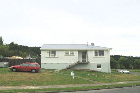 Photo of property in 32 Edelweiss Grove, Timberlea, Upper Hutt, 5018