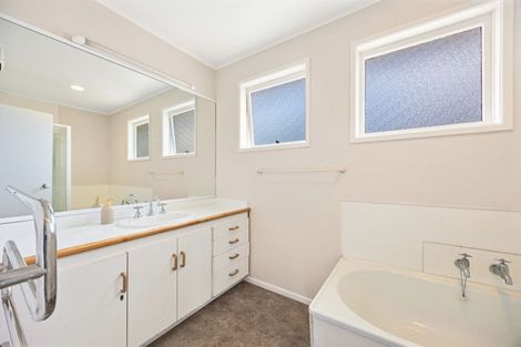 Photo of property in 38 Chatsworth Crescent, Pakuranga Heights, Auckland, 2010