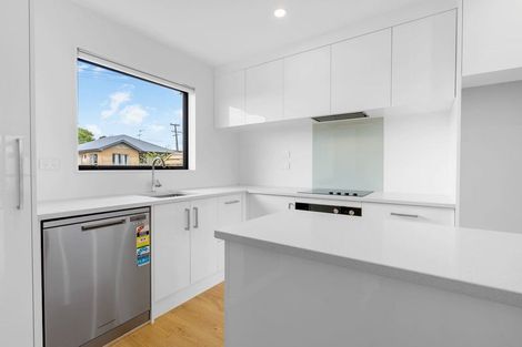 Photo of property in 1/2 Windermere Crescent, Blockhouse Bay, Auckland, 0600