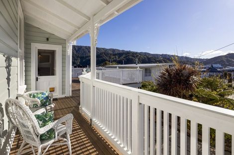 Photo of property in 5 Taranaki Street, Picton, 7220