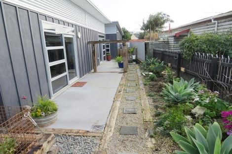 Photo of property in 32 Pioneer Road, Moturoa, New Plymouth, 4310