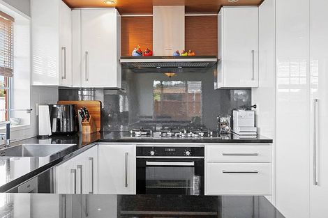 Photo of property in 35 Heta Road, Highlands Park, New Plymouth, 4312