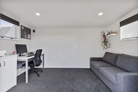 Photo of property in 4 Pinewood Grove, Botany Downs, Auckland, 2010