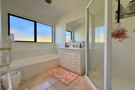 Photo of property in 19 Roy Maloney Drive, Henderson, Auckland, 0612