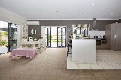 Photo of property in 18 Carrington Drive, Carterton, 5713