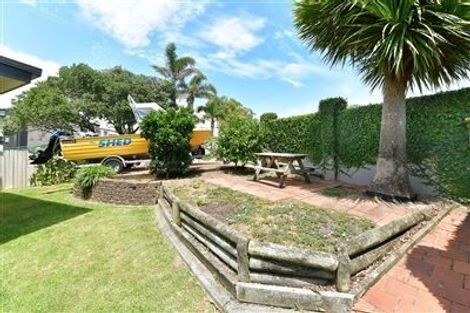 Photo of property in 8 Halldene Terrace, Red Beach, 0932