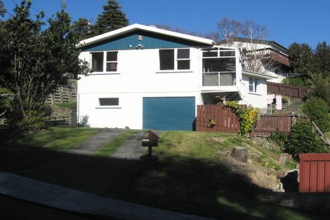 Photo of property in 28 Manor Drive, Stokes Valley, Lower Hutt, 5019