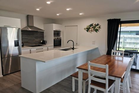 Photo of property in 17 Roto View, One Tree Point, 0118