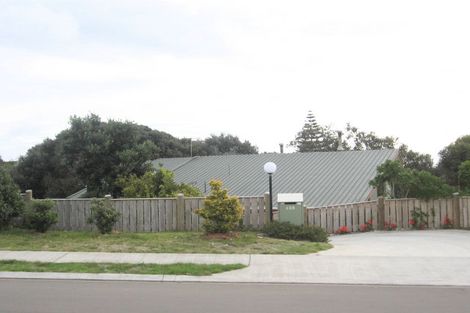 Photo of property in 135 Renown Road, Raumati South, Paraparaumu, 5032