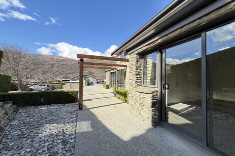 Photo of property in 12 Chartres Lane, Arrowtown, 9302