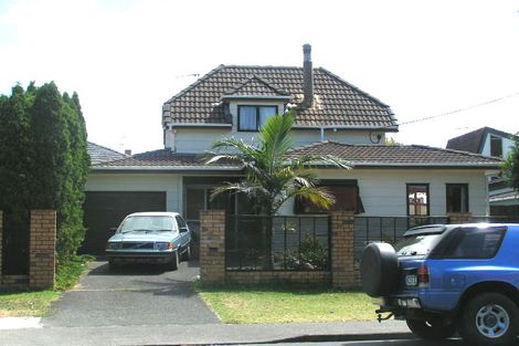 Photo of property in 1/2a Kauri Glen Road, Northcote, Auckland, 0627