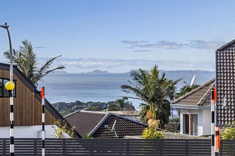 Photo of property in 1/208 East Coast Road, Forrest Hill, Auckland, 0620