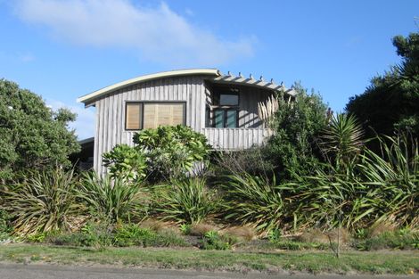 Photo of property in 10 Waiheke Street, Waikanae Beach, Waikanae, 5036