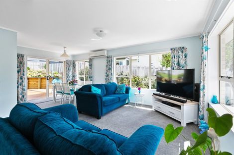 Photo of property in 22 Jumento Place, Unsworth Heights, Auckland, 0632