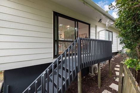 Photo of property in 2/21 Tahu Crescent, Sunnynook, Auckland, 0620