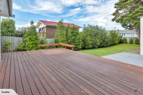 Photo of property in 13 Karoro Road, One Tree Point, 0118